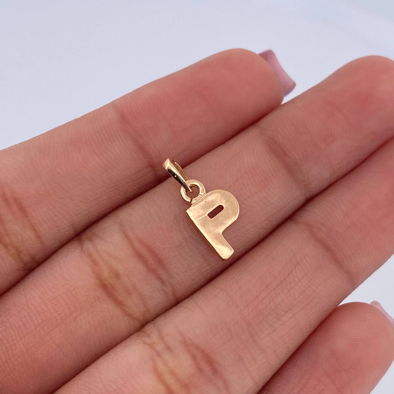 Dije Letra P 0.5gr / 1.4cm / Liso Oro Amarillo 18K $