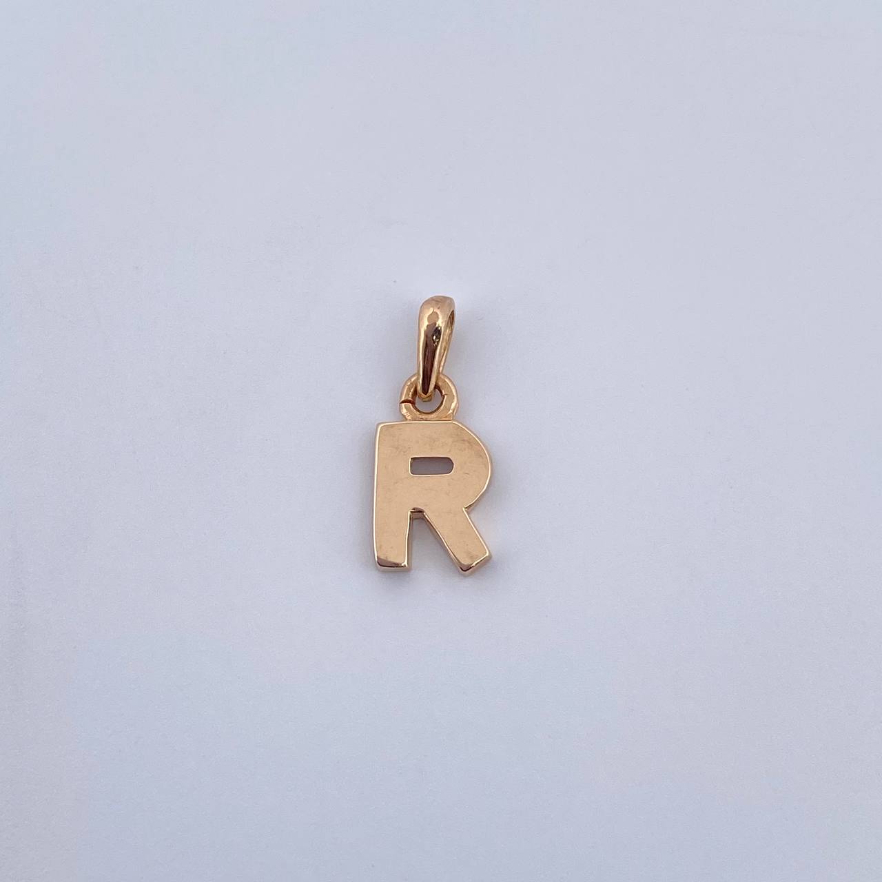 Dije Letra R 0.5gr / 1.4cm / Liso Oro Amarillo 18K $