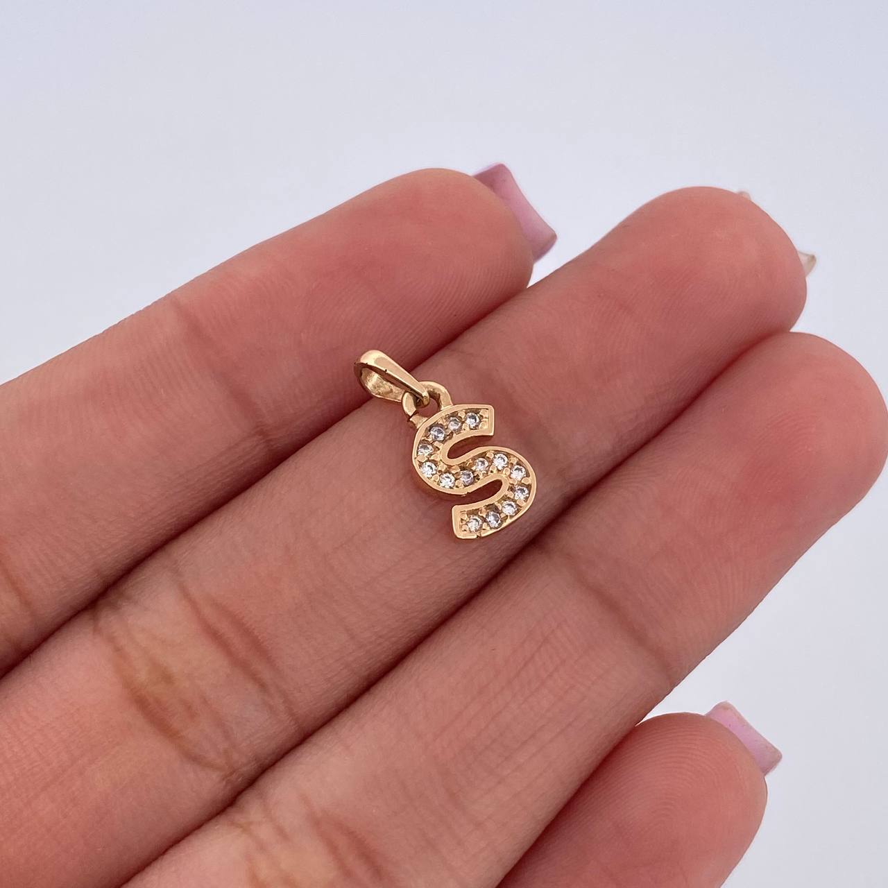 Dije Letra S 0.85gr / 1.4cm / Circones Blancos Oro Amarillo 18K $