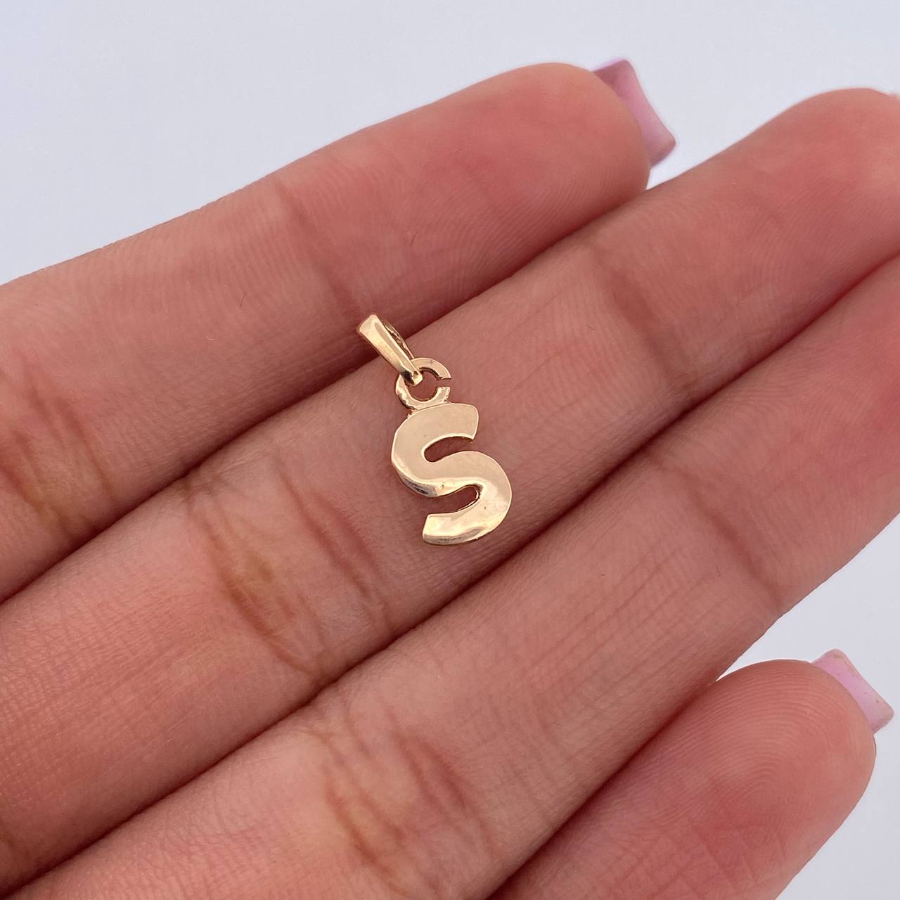 Dije Letra S 0.6gr / 1.4cm / Liso Oro Amarillo 18K $