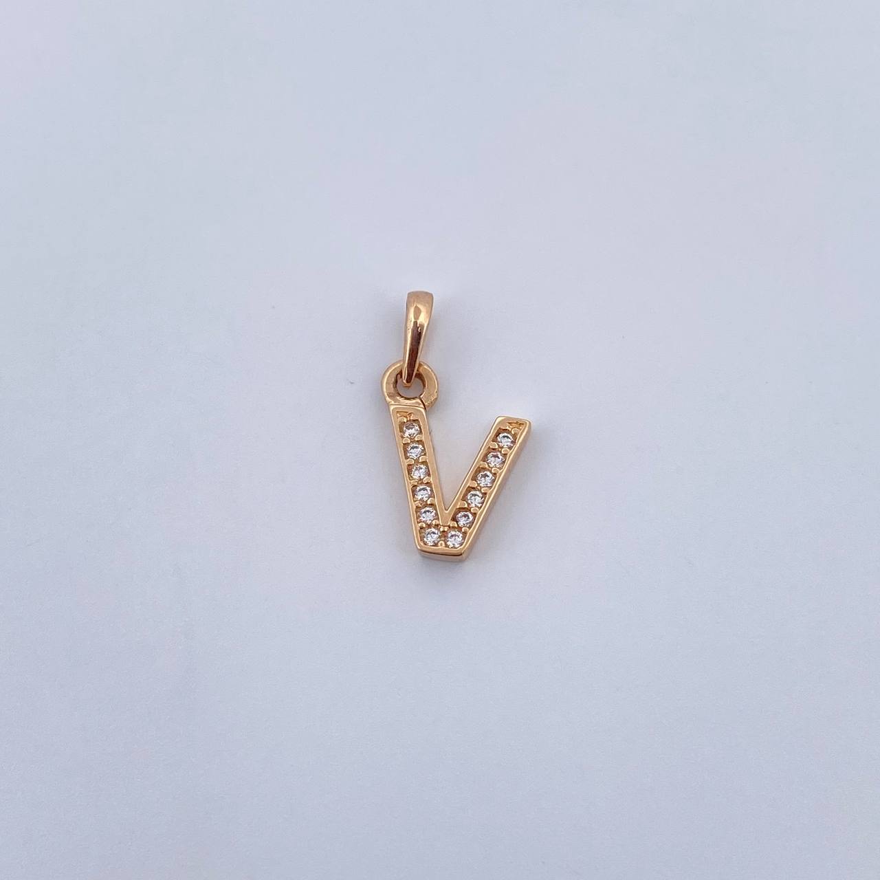 Dije Letra V 0.65gr / 1.5cm / Circones Blancos Oro Amarillo 18K $