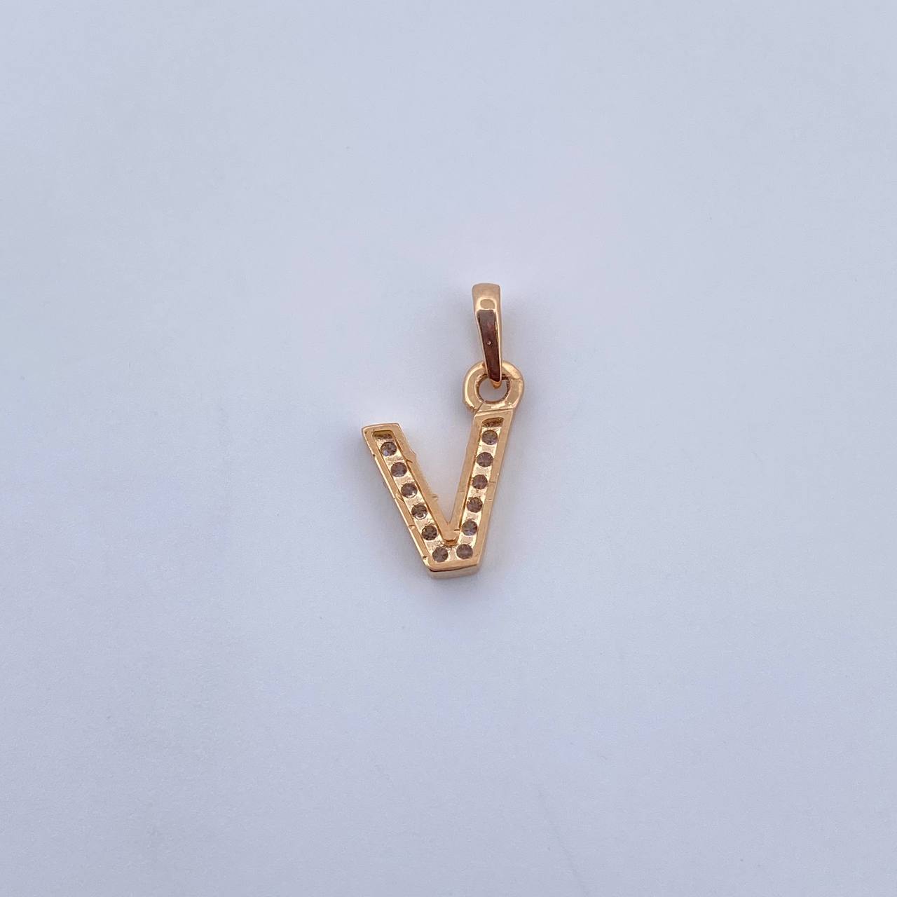 Dije Letra V 0.65gr / 1.5cm / Circones Blancos Oro Amarillo 18K $