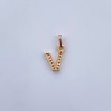 Dije Letra V 0.65gr / 1.5cm / Circones Blancos Oro Amarillo 18K $