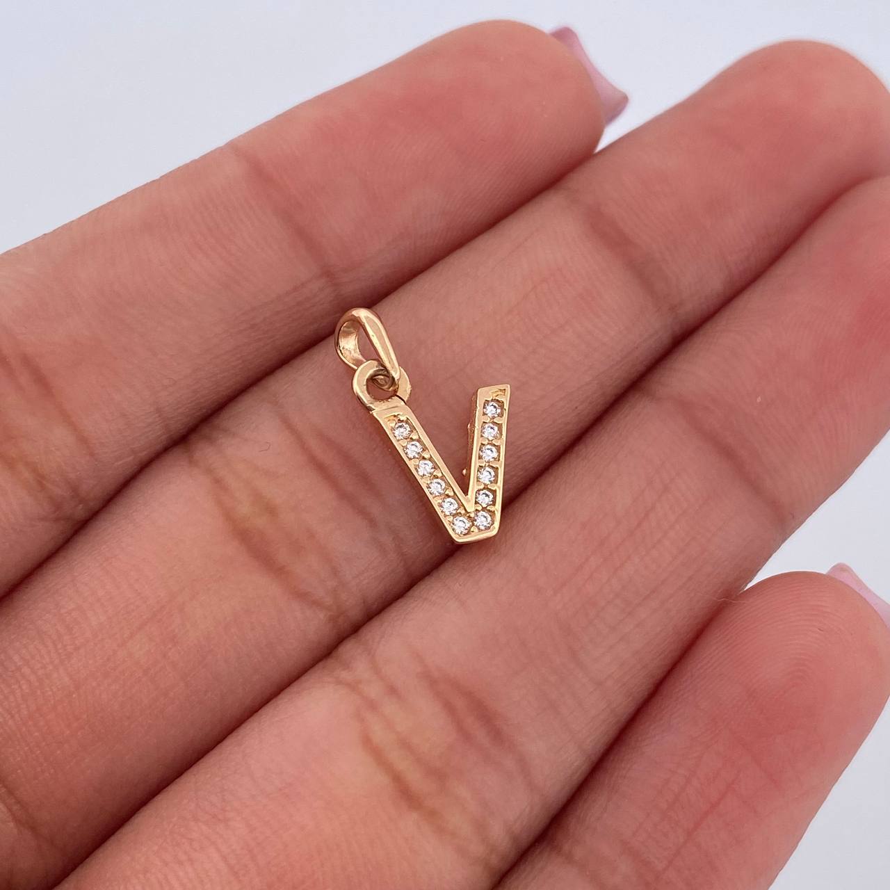 Dije Letra V 0.65gr / 1.5cm / Circones Blancos Oro Amarillo 18K $