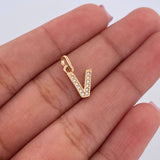 Dije Letra V 0.65gr / 1.5cm / Circones Blancos Oro Amarillo 18K $