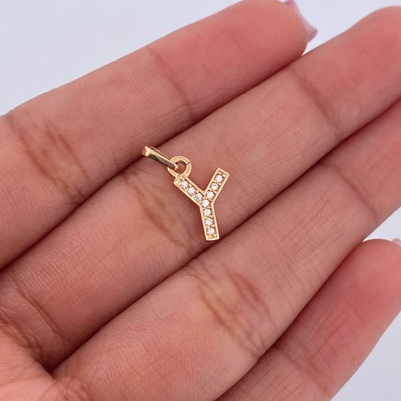 Dije Letra Y 0.5gr / 1.5cm / Circones Blancos Oro Amarillo 18K $