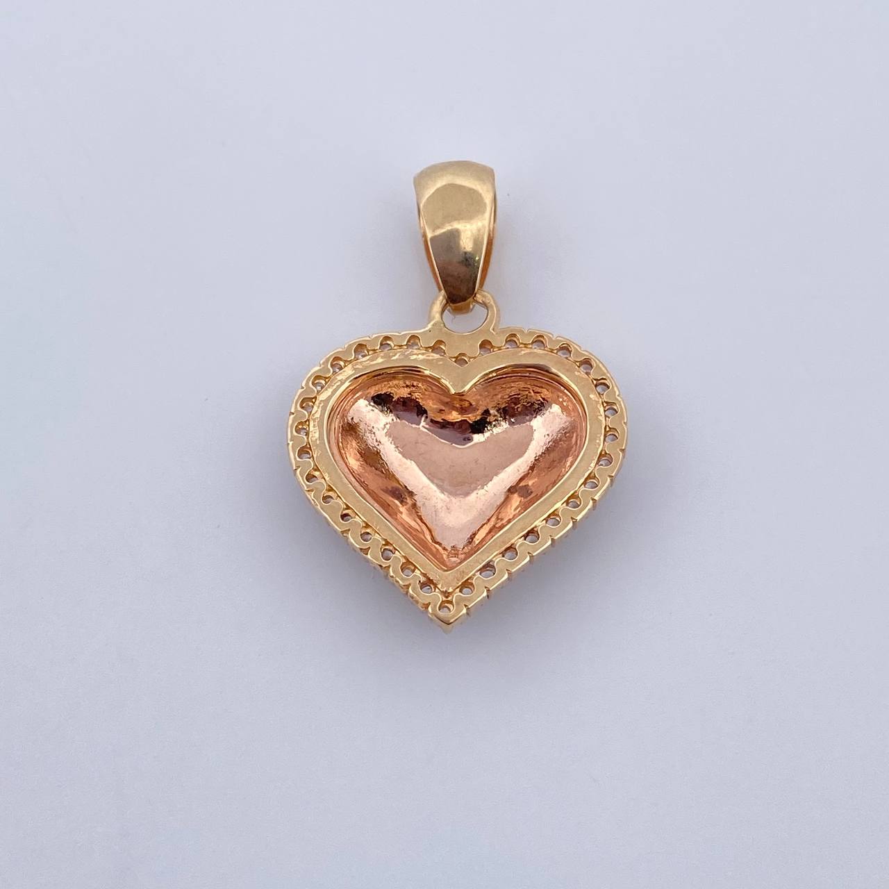 Dije Corazon 4.45gr / 2.8cm / Circones Blancos Tres Oros 18K $