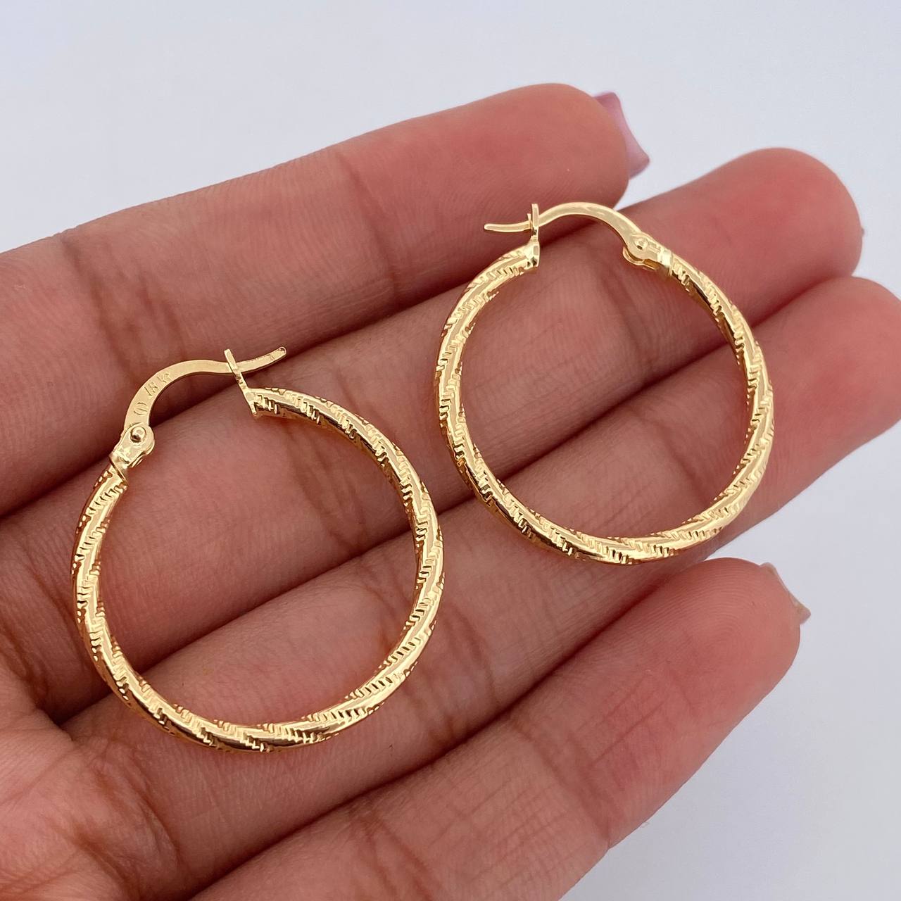 Candongas Sami 1.75gr / 2.8cm / Punteadas Oro Amarillo 18K $