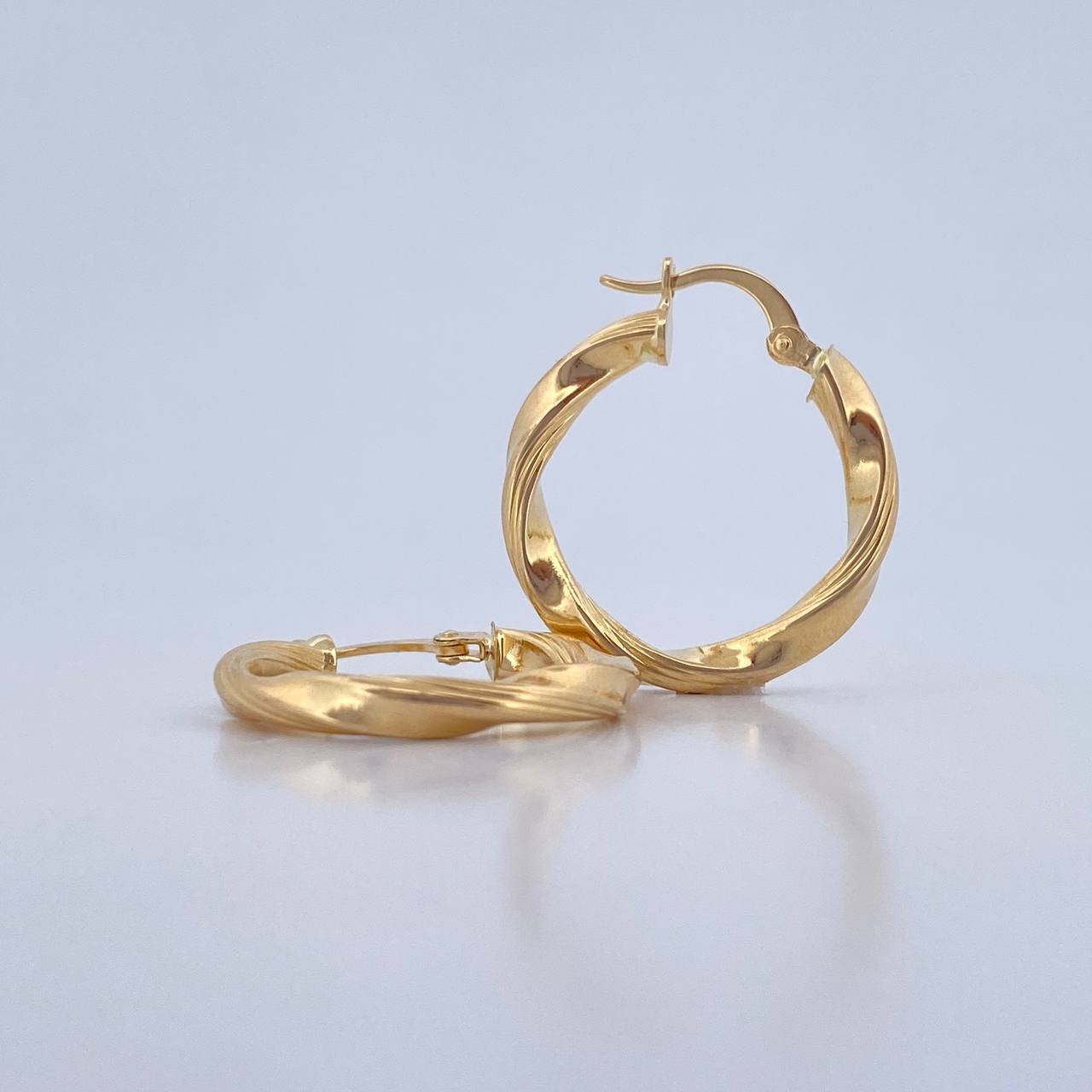 Candongas Mai 2.6gr / 2.5cm / Rayadas Oro Amarillo 18K $