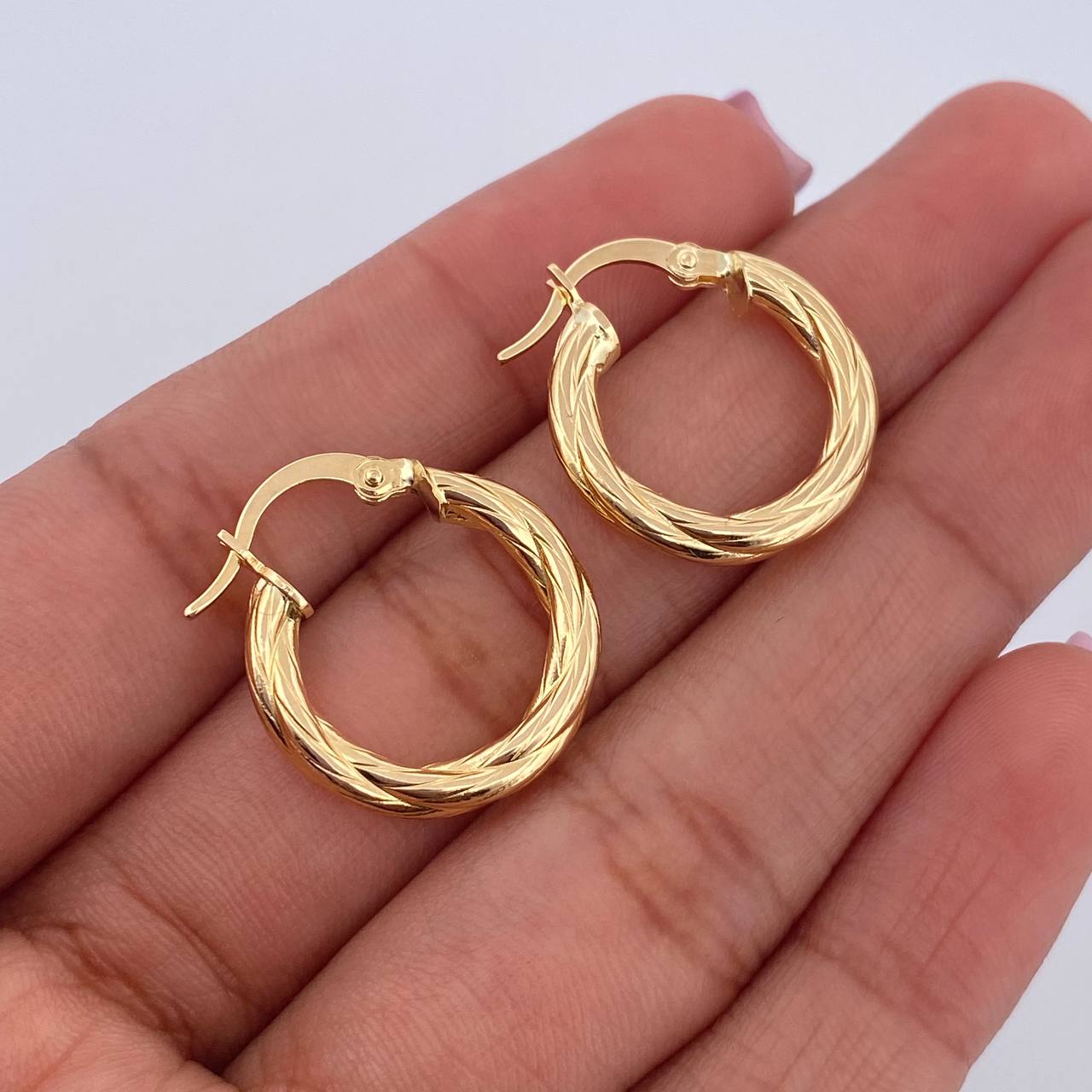 Candongas Kira 2.25gr / 2.1cm / Torcidas Oro Amarillo 18K $