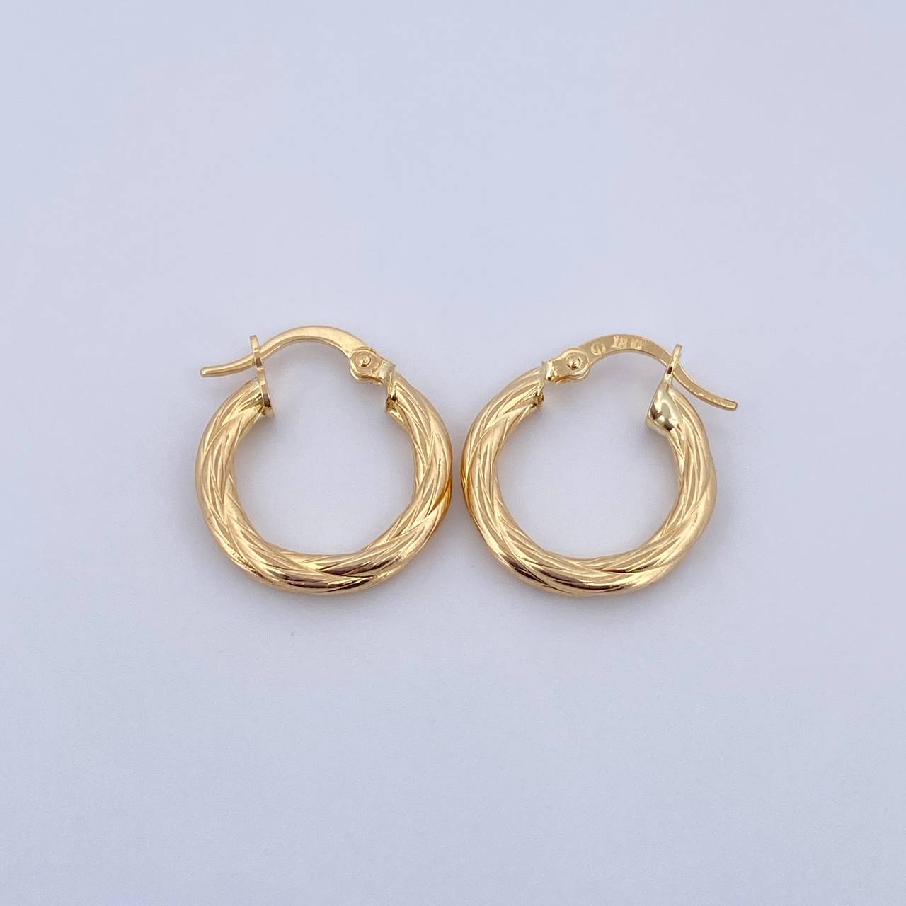 Candongas Kira 2.25gr / 2.1cm / Torcidas Oro Amarillo 18K $