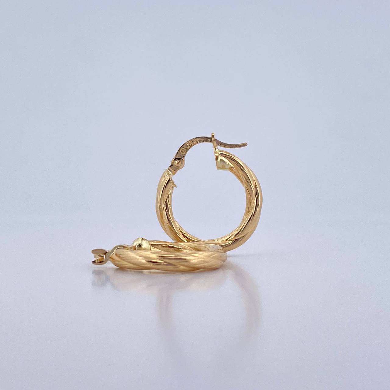 Candongas Kira 2.25gr / 2.1cm / Torcidas Oro Amarillo 18K $