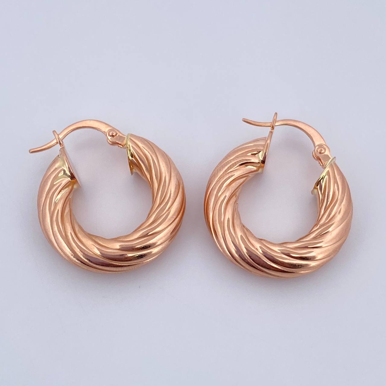 Candongas Sofi 3.8gr / 2.3cm / Rayadas Oro Rosa 18K $