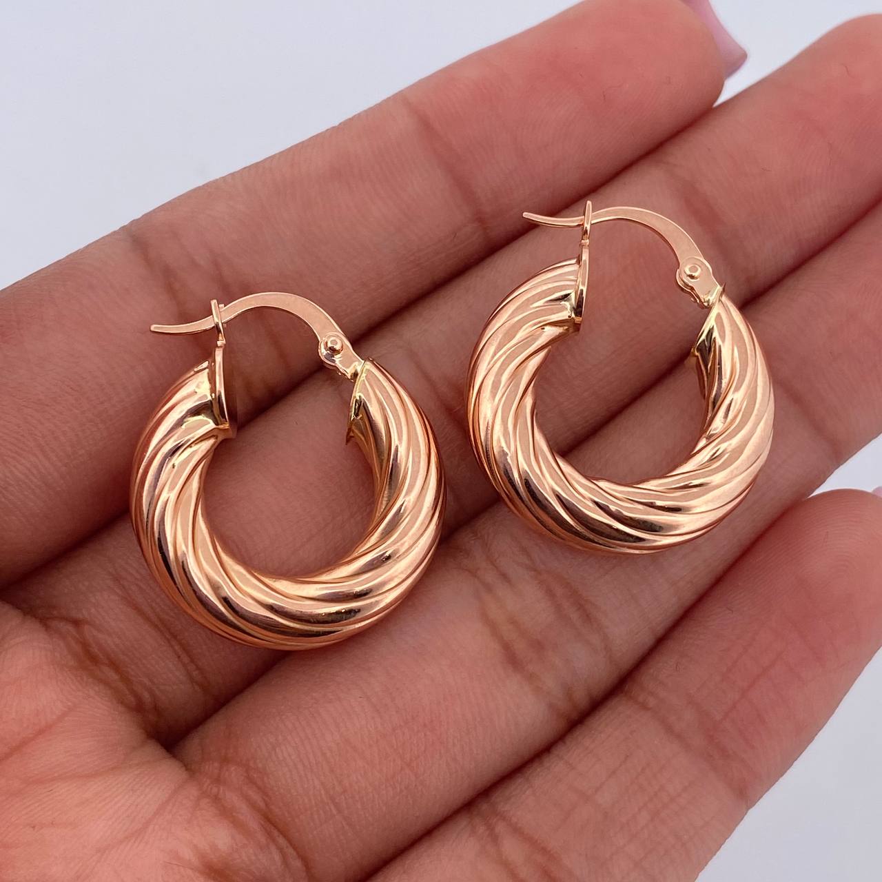 Candongas Sofi 3.8gr / 2.3cm / Rayadas Oro Rosa 18K $