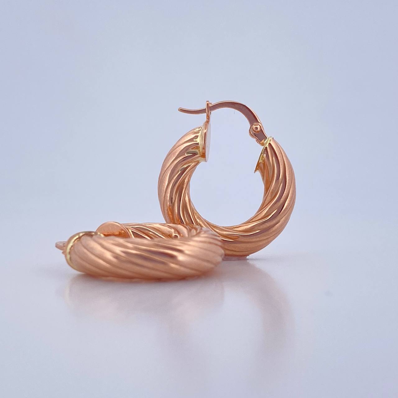 Candongas Sofi 3.8gr / 2.3cm / Rayadas Oro Rosa 18K $