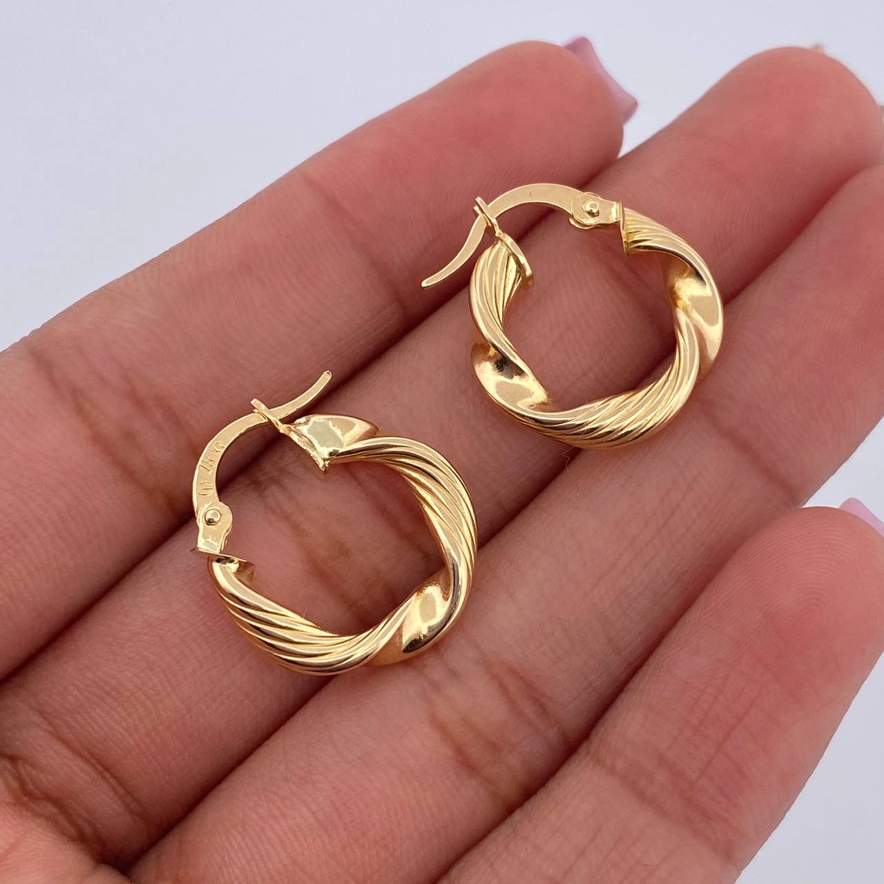 Candongas Valen 2.05gr / 1.9cm / Rayadas Oro Amarillo 18K $
