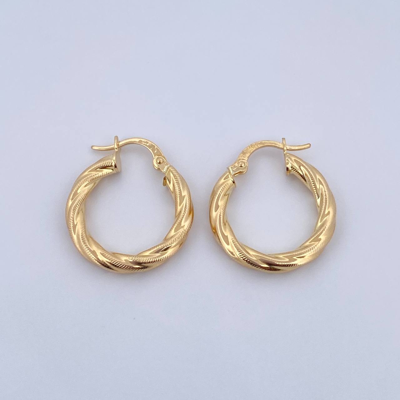 Candongas Mafe 2.35gr / 2.3cm / Entorchadas Oro Amarillo 18K $