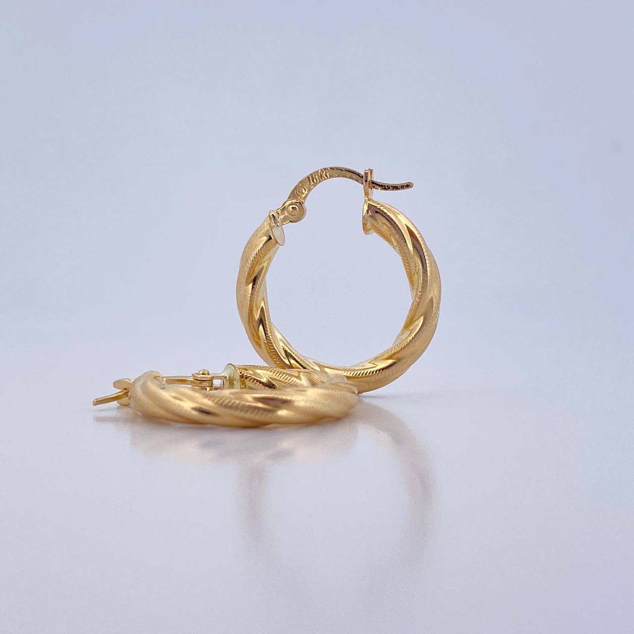 Candongas Mafe 2.35gr / 2.3cm / Entorchadas Oro Amarillo 18K $