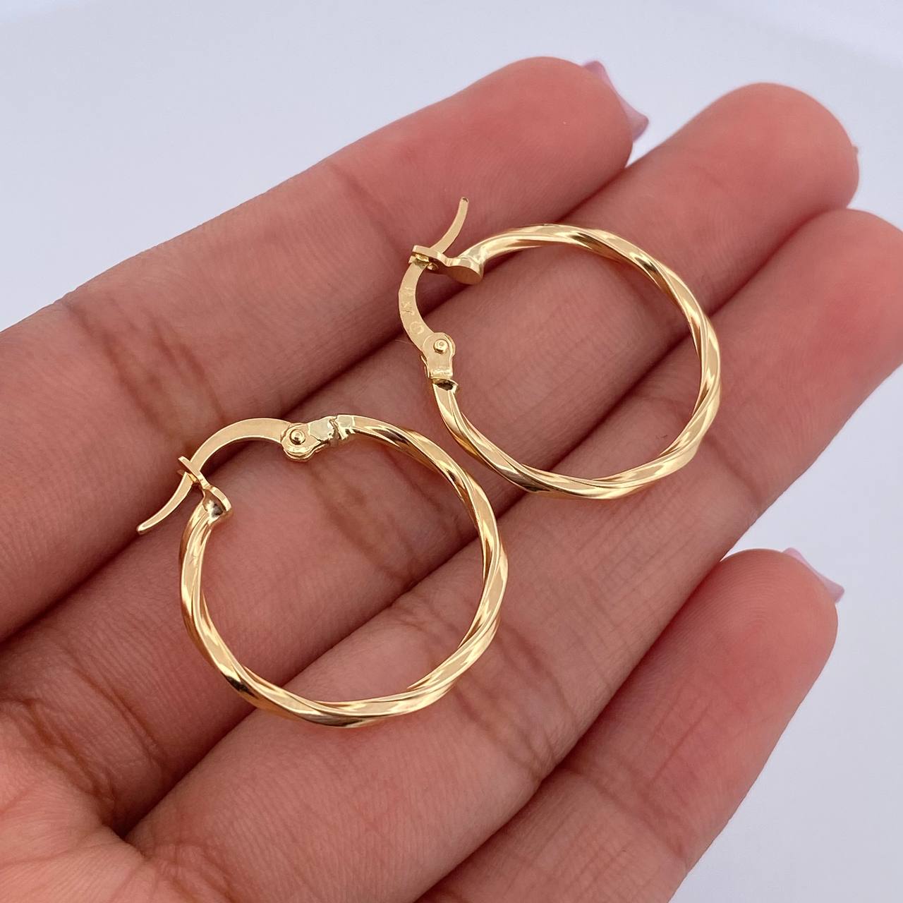 Candongas Kris 1.25gr / 2.3cm / Rayadas Oro Amarillo 18K $
