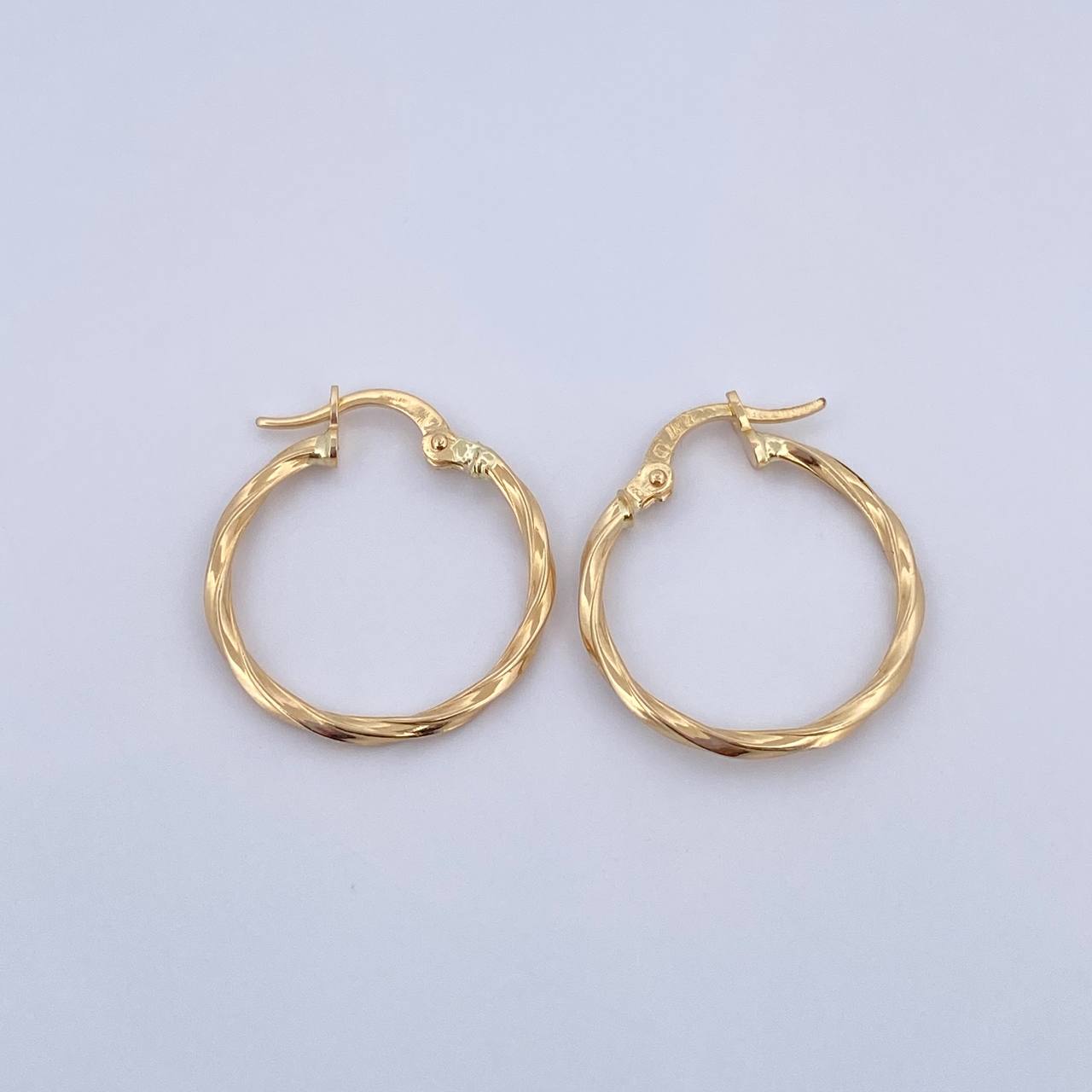 Candongas Kris 1.25gr / 2.3cm / Rayadas Oro Amarillo 18K $