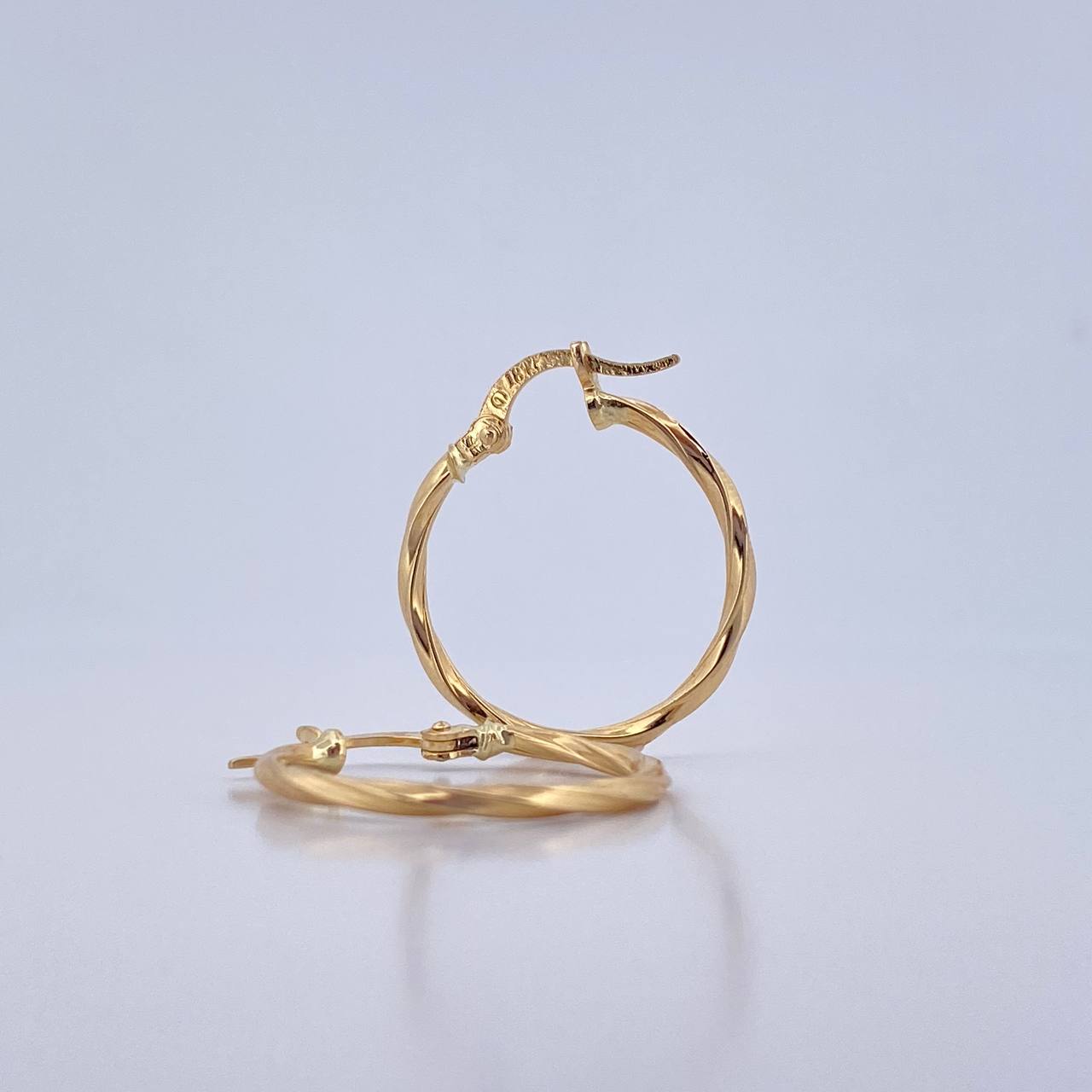 Candongas Kris 1.25gr / 2.3cm / Rayadas Oro Amarillo 18K $