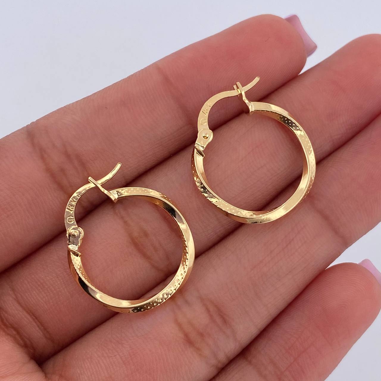 Candongas Eve 1.2gr / 2.1cm / Punteadas Oro Amarillo 18K $