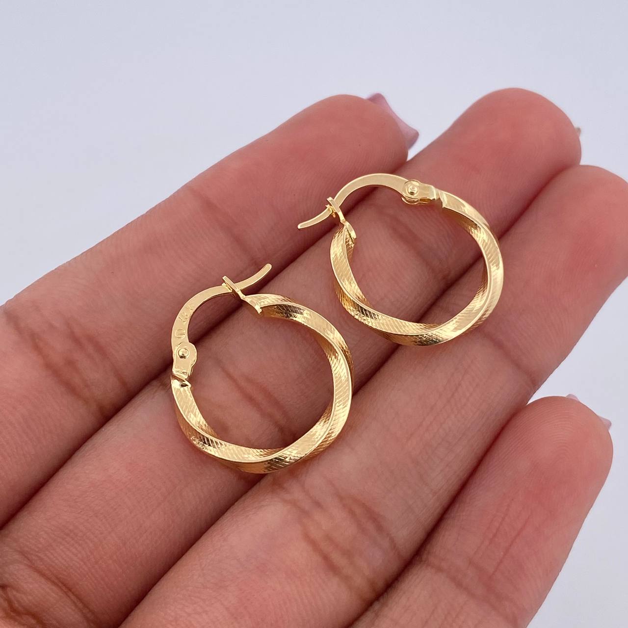 Candongas Avery 1.4gr / 1.9cm / Rayadas Oro Amarillo 18K $