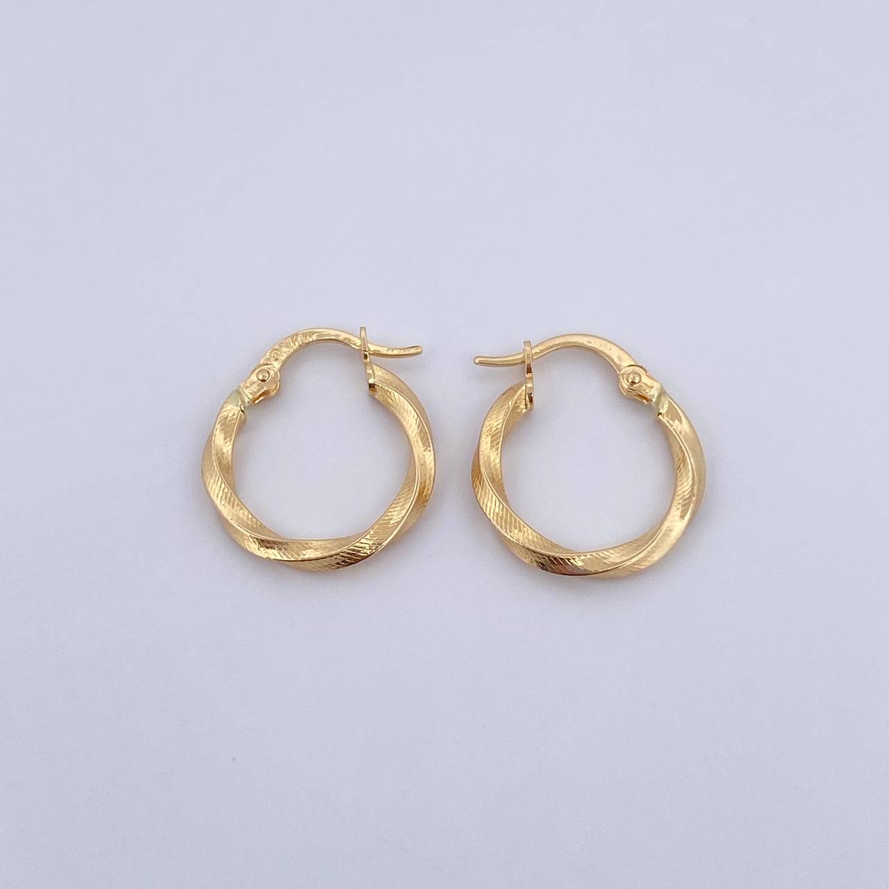 Candongas Avery 1.4gr / 1.9cm / Rayadas Oro Amarillo 18K $
