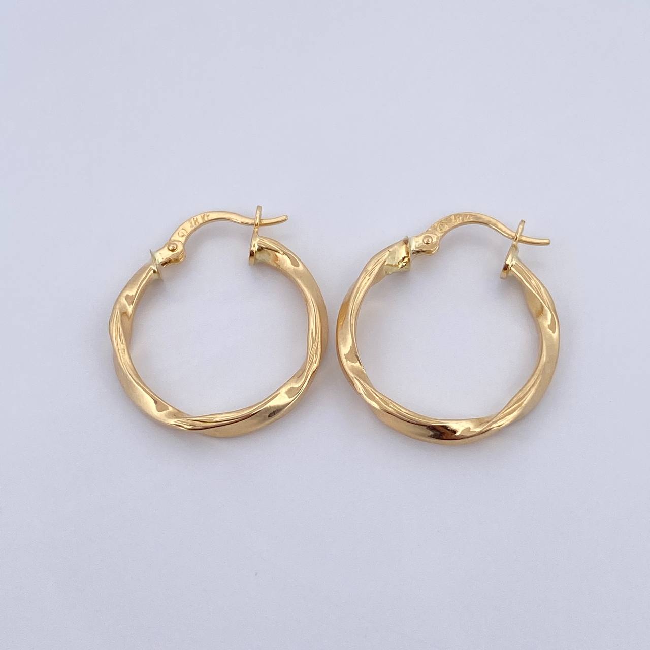 Candongas Milu 2.1gr / 2.4cm / Entorchadas Planas Oro Amarillo 18K $