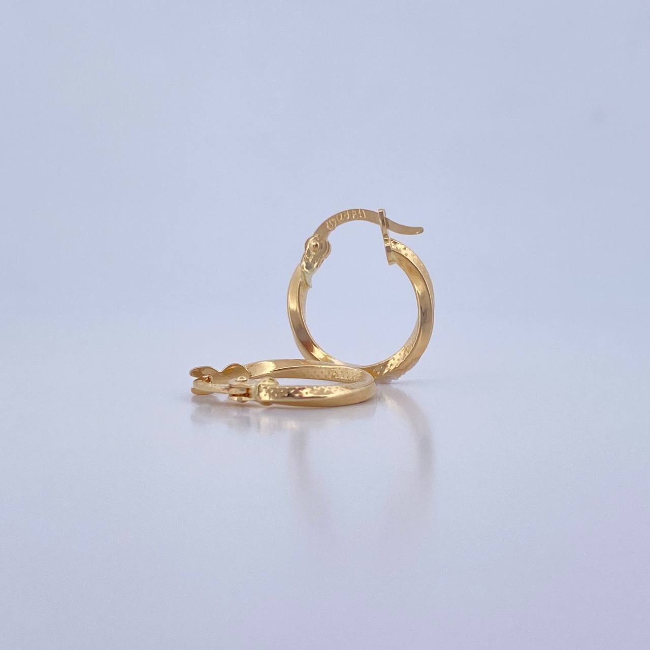 Candongas Eve 1.05gr / 1.5cm / Punteadas Lisas Oro Amarillo $