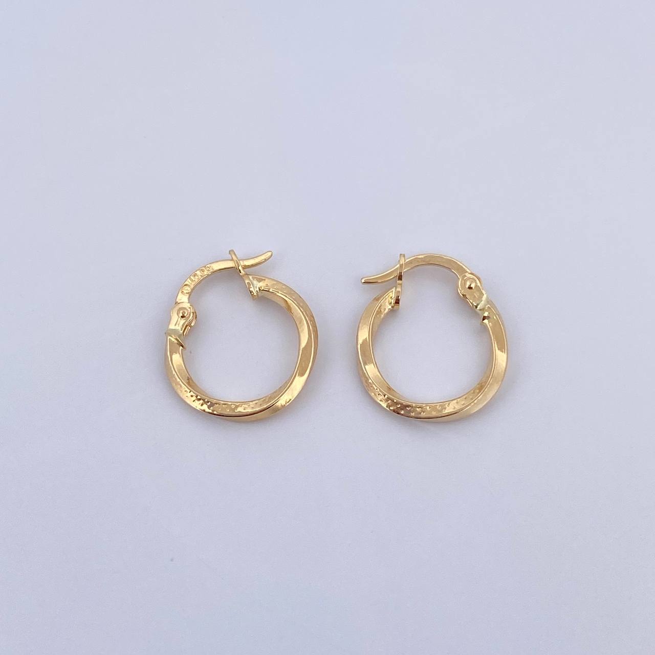 Candongas Eve 1.05gr / 1.5cm / Punteadas Lisas Oro Amarillo $