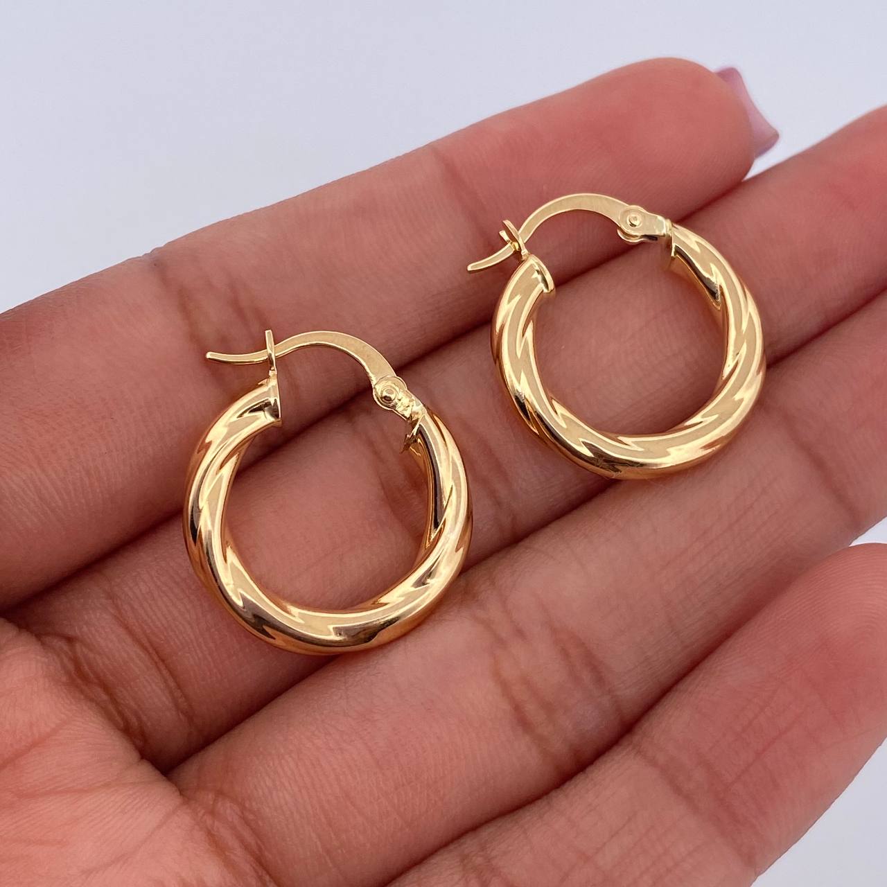Candongas Cora 2.25gr / 2cm / Rayadas Entorchadas Oro Amarillo 18K $