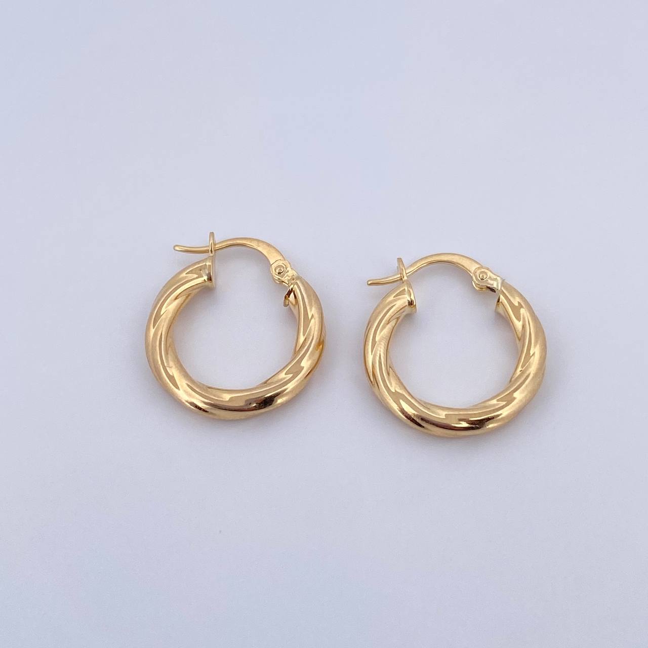 Candongas Cora 2.25gr / 2cm / Rayadas Entorchadas Oro Amarillo 18K $