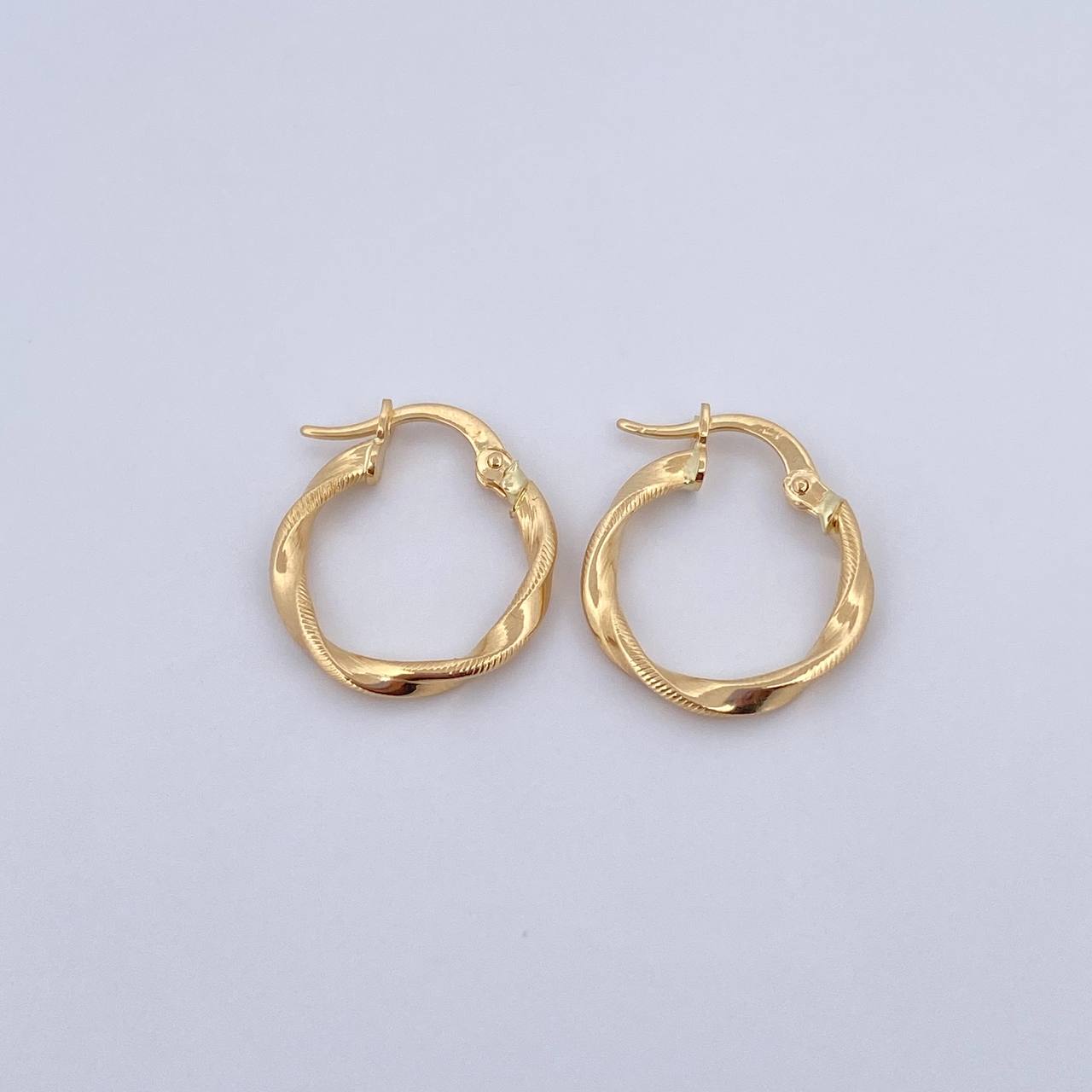 Candongas Deis 1.25gr / 2cm / Rayadas Entorchadas Oro Amarillo 18K $