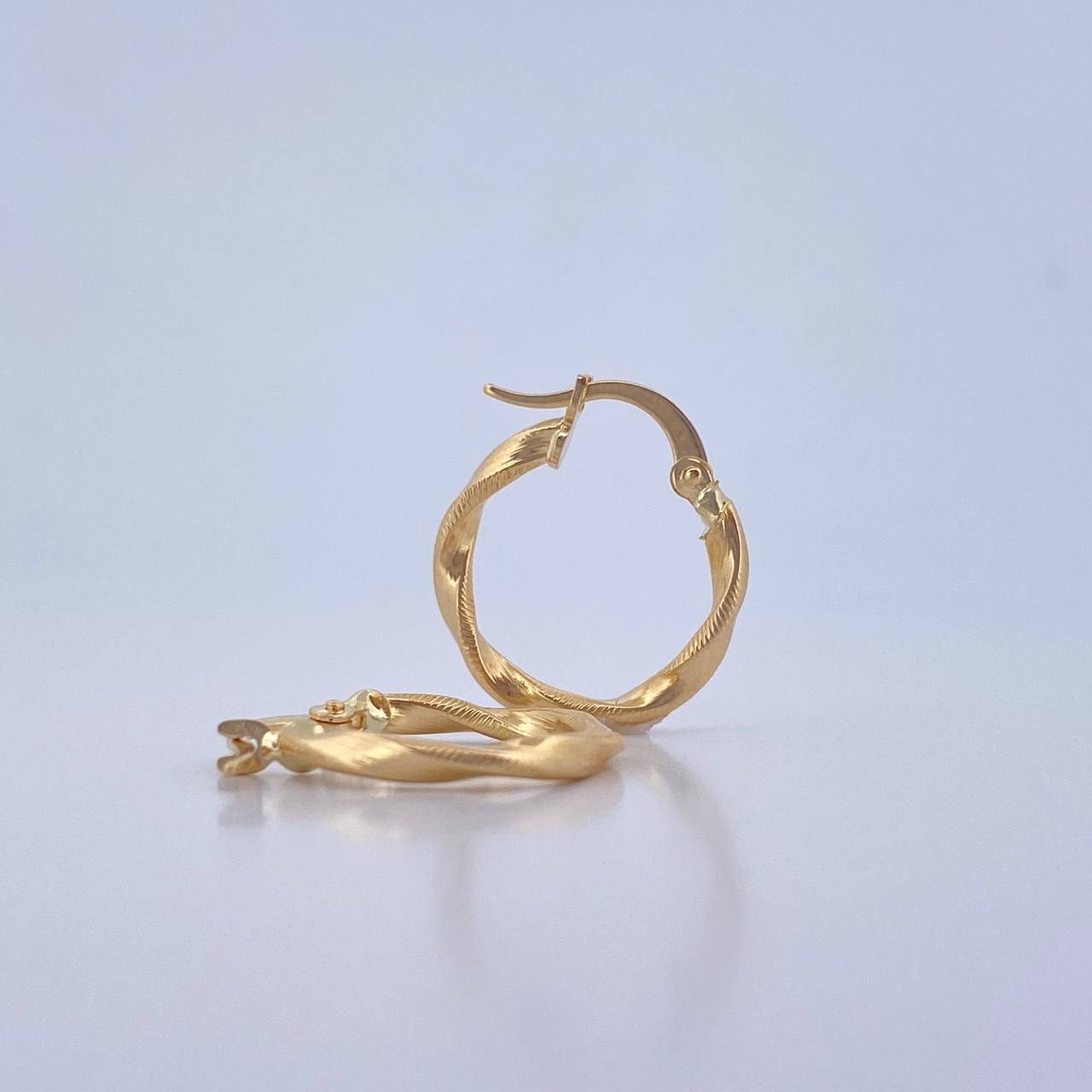 Candongas Deis 1.3gr / 2cm / Rayadas Entorchadas Oro Amarillo 18K $