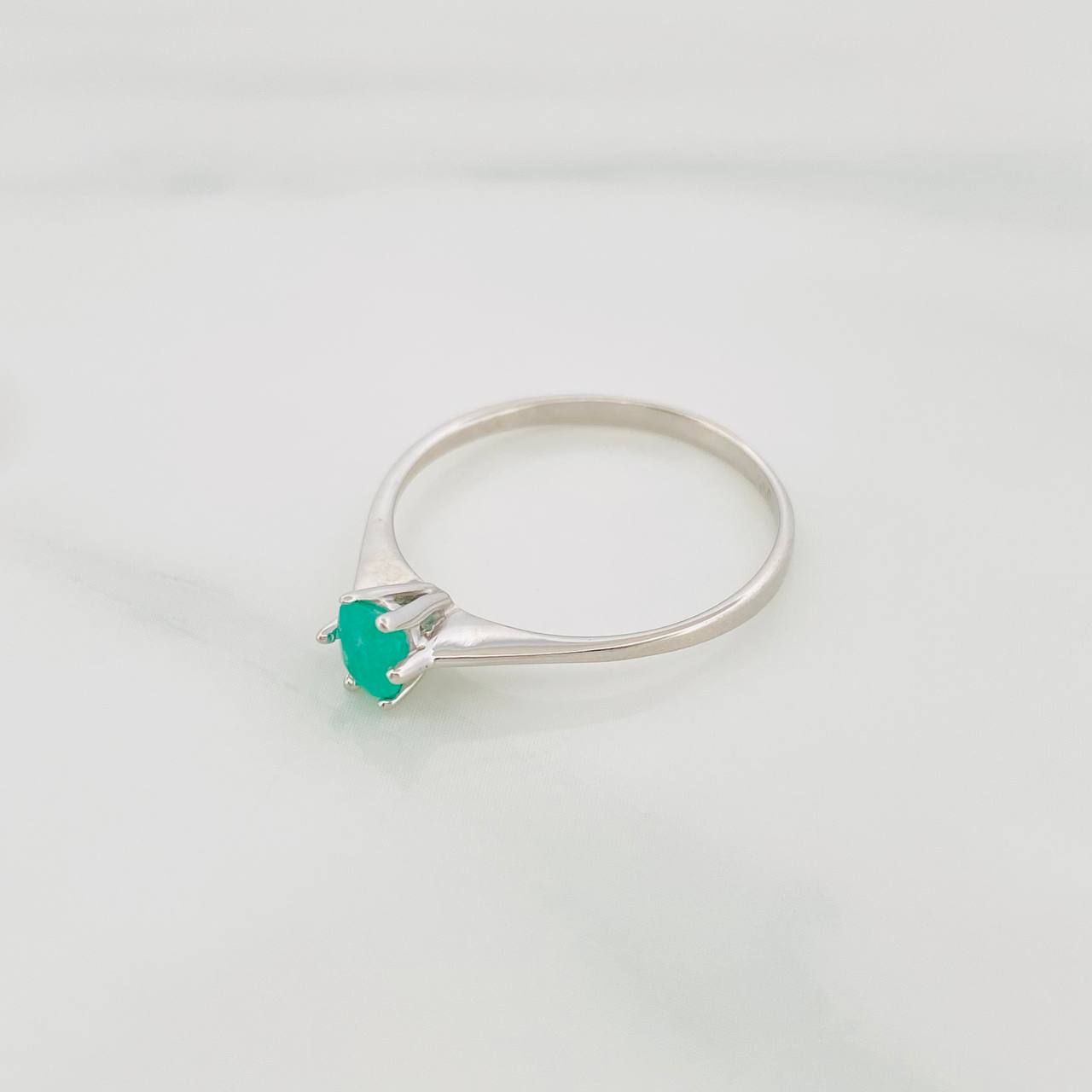 Anillo Solitario Esmeralda 23 Pts 0.95 g / T7 Plata 925