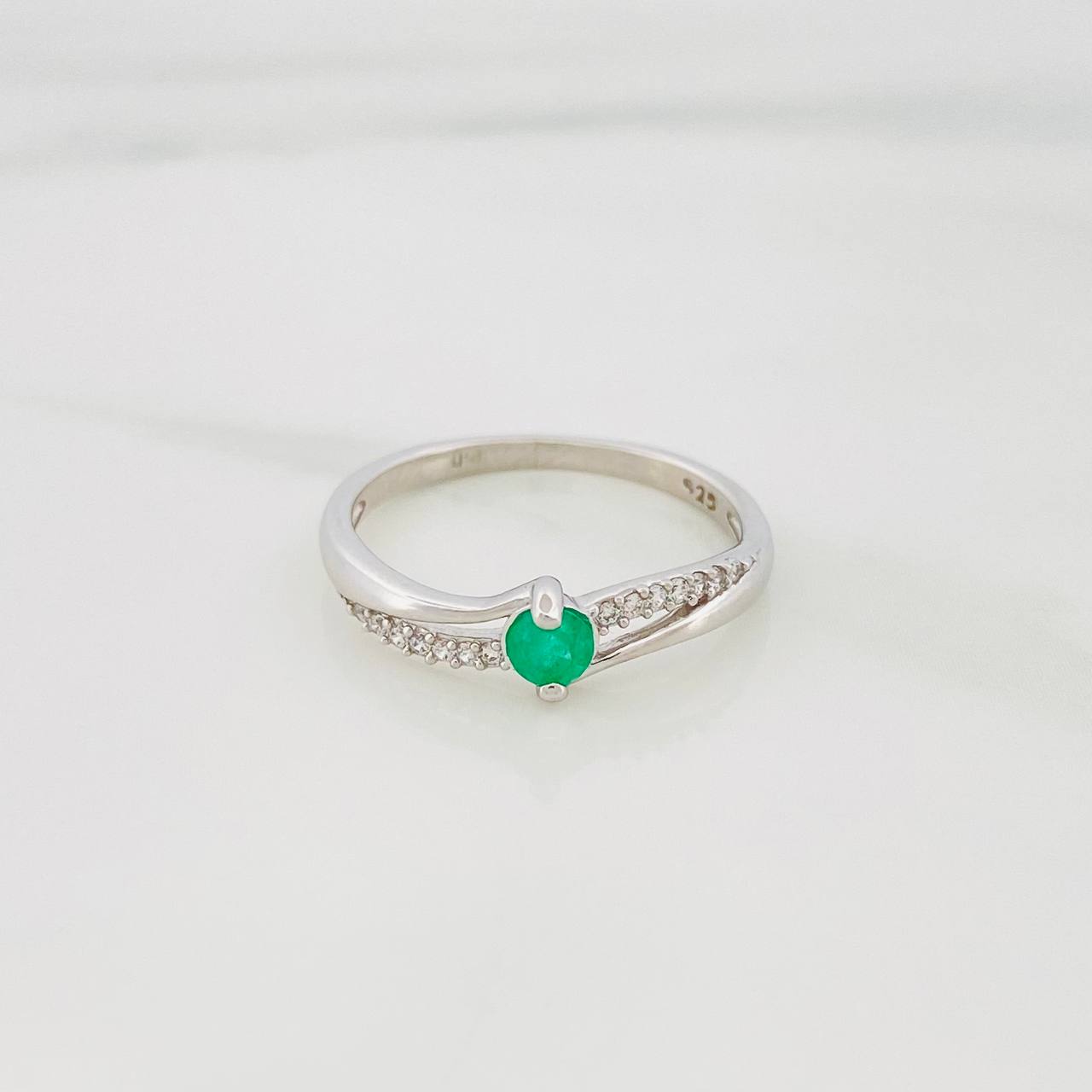 Anillo Solitario Churumbela Esmeralda 19 Pts 1.25 g / T5 3/4 Plata 925