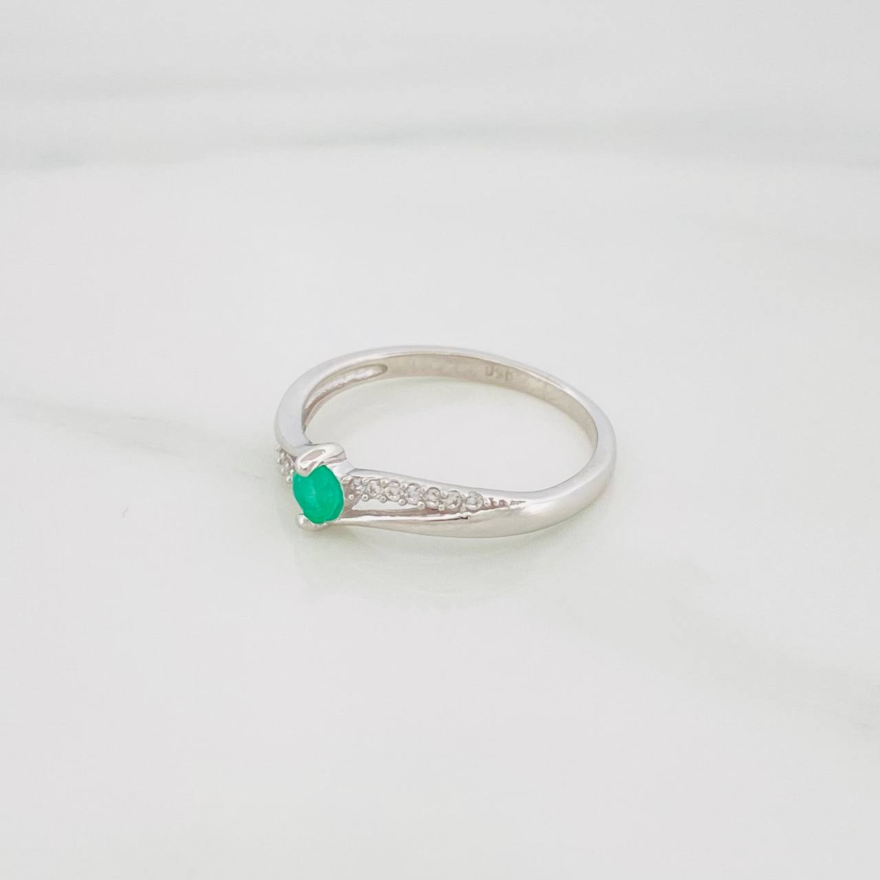 Anillo Solitario Churumbela Esmeralda 19 Pts 1.25 g / T5 3/4 Plata 925