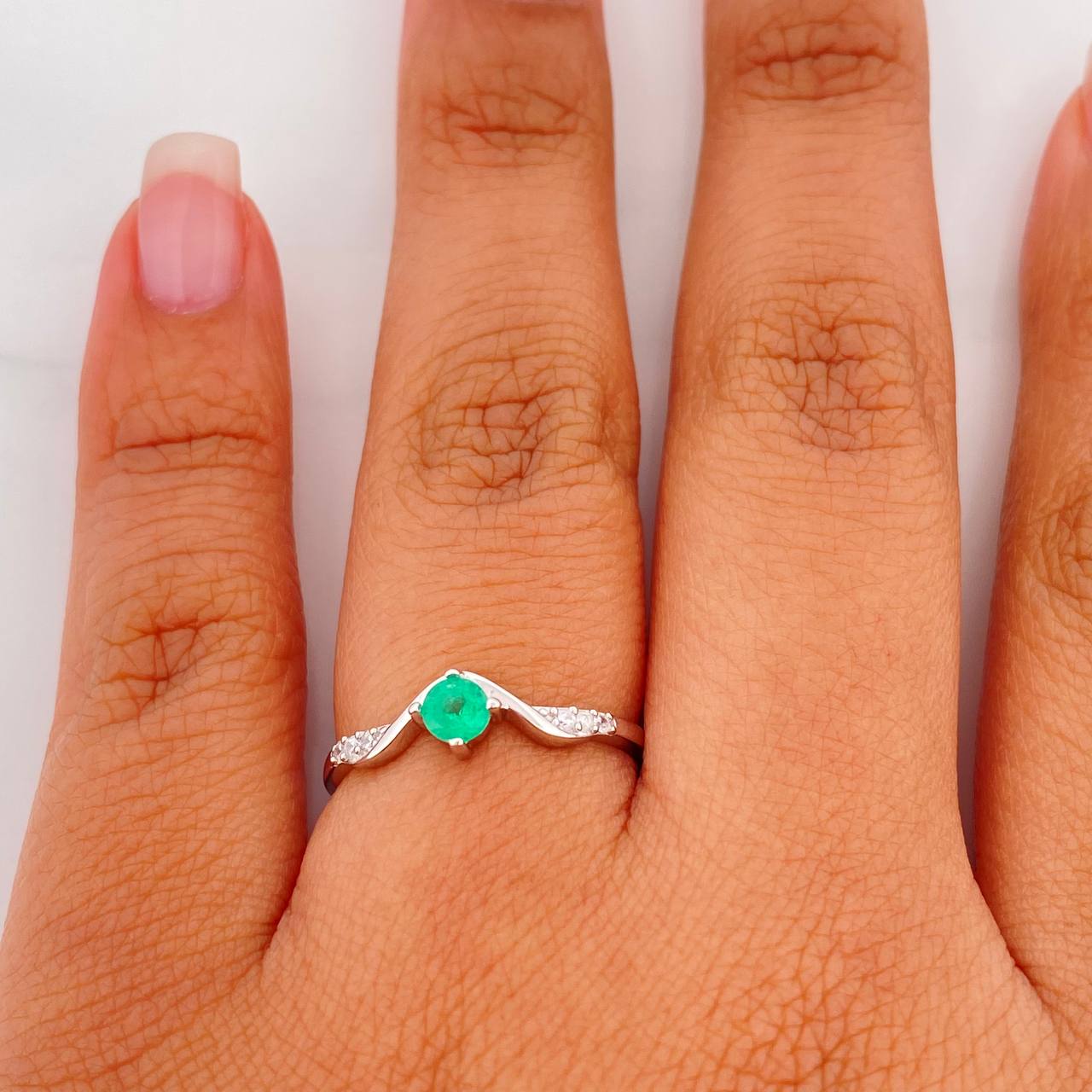 Anillo Solitario Tiara Esmeralda 20 Pts 1.2 g / T6 3/4 Plata 925