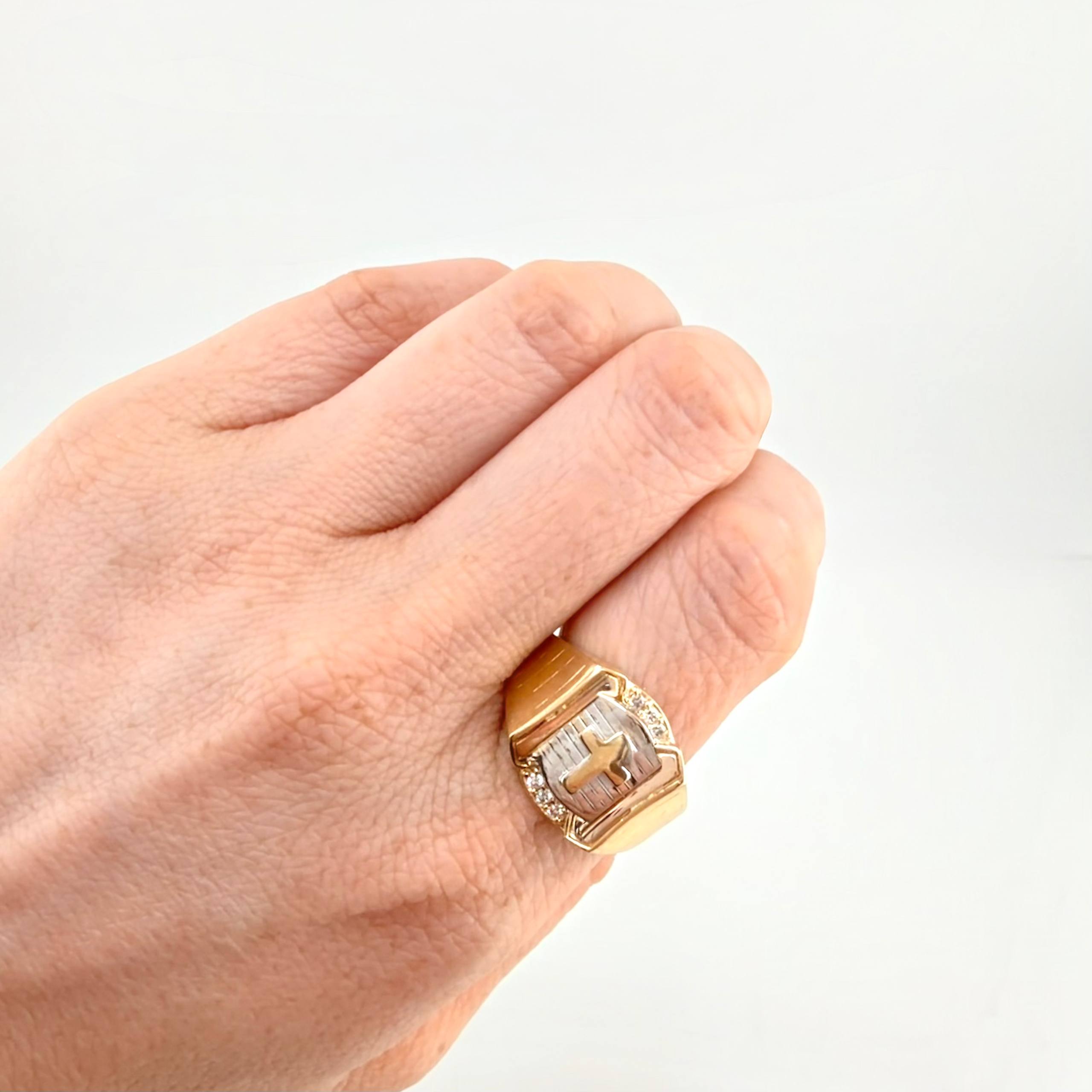 Anillo Escudo Cruz 7.75gr / T10 1/4 / Tres Oros 18K