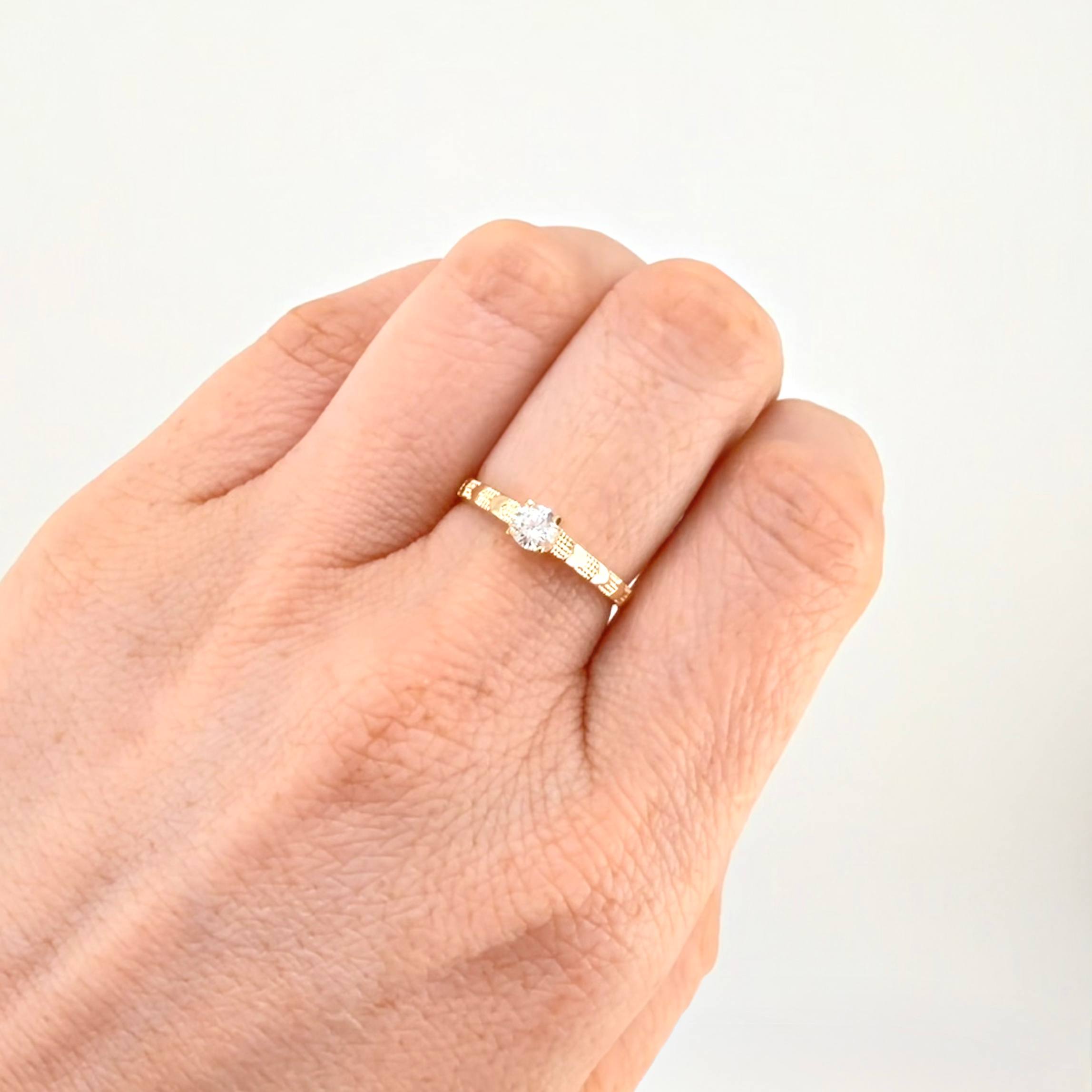 Anillo Solitario Corazones 1.6gr / T6 1/4 / Oro Amarillo 18K *