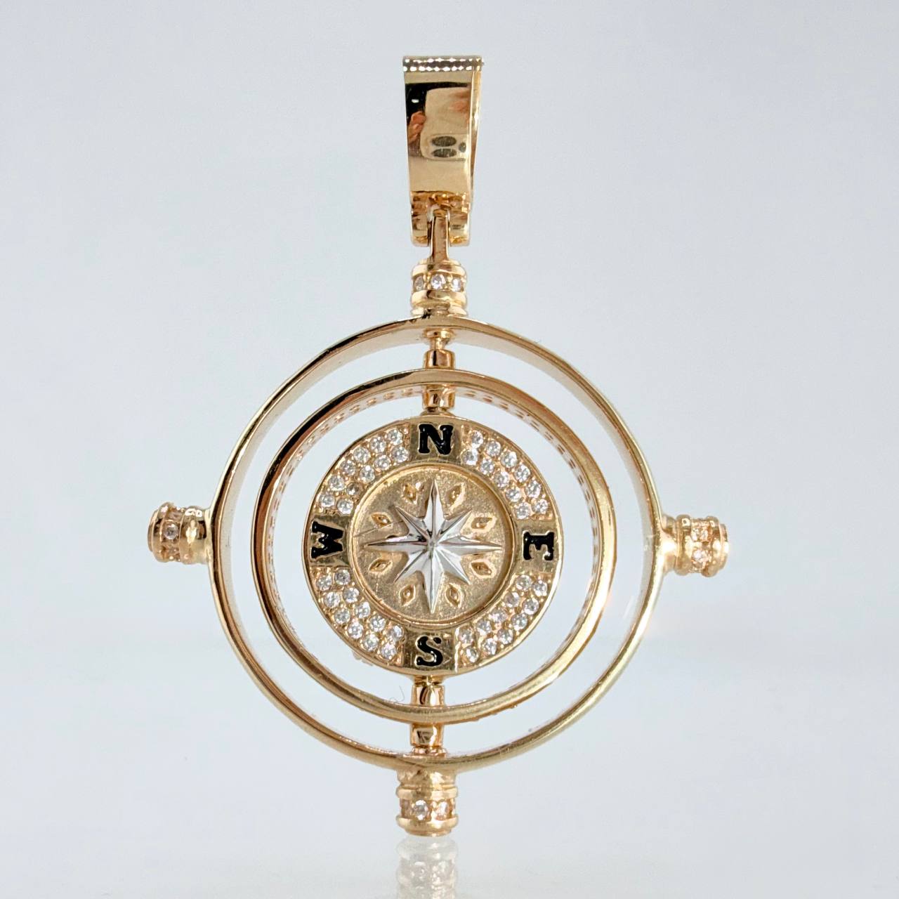 Dije Brujula Movil 16.65gr / 5cm / Dos Oros Amarillo Blanco 18K