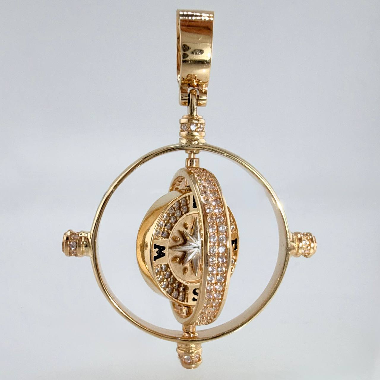 Dije Brujula Movil 16.65gr / 5cm / Dos Oros Amarillo Blanco 18K