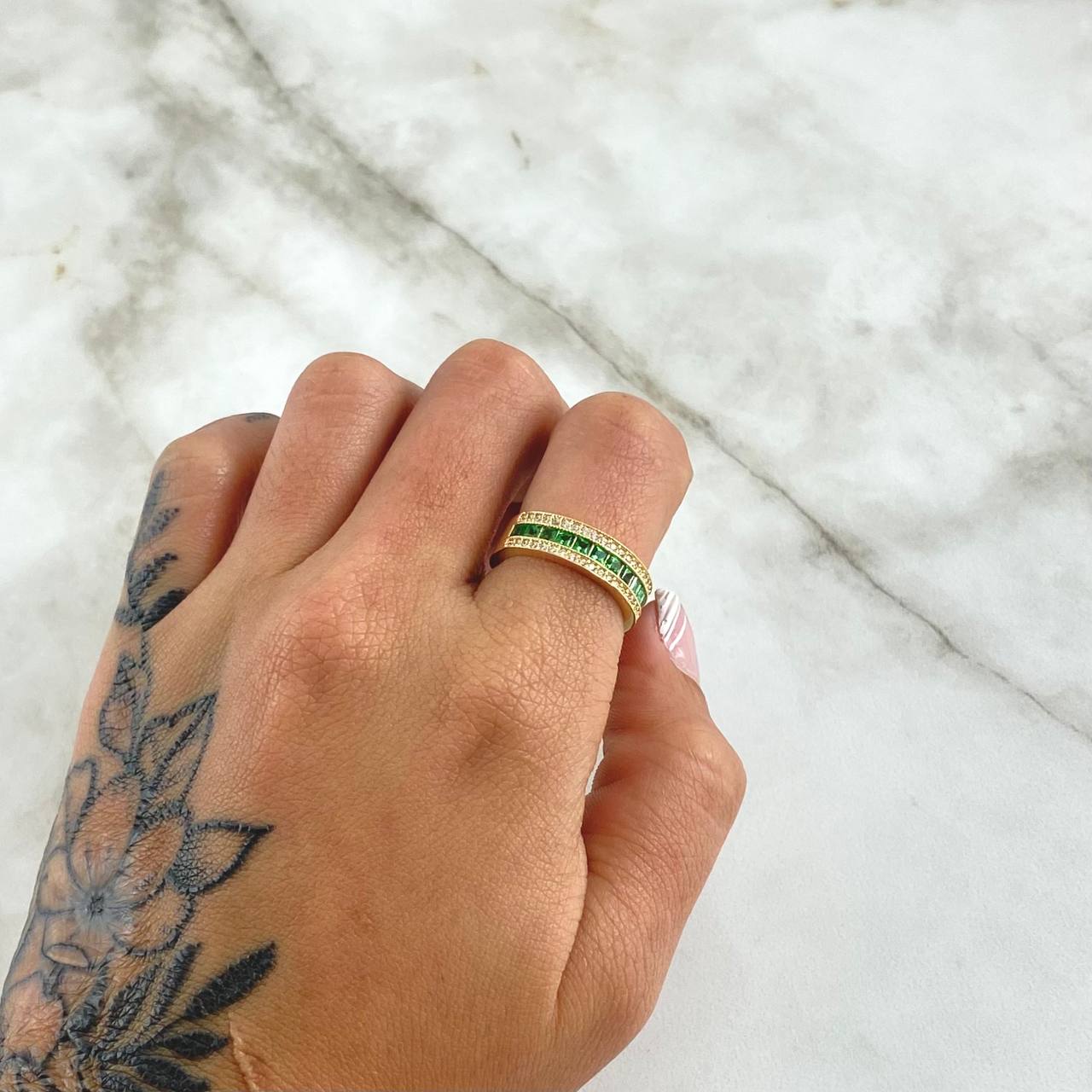 Anillo Argolla Carril Intermedio 3.3gr / T5 3/4 / Circones Blancos - Verdes Oro Amarillo 18K