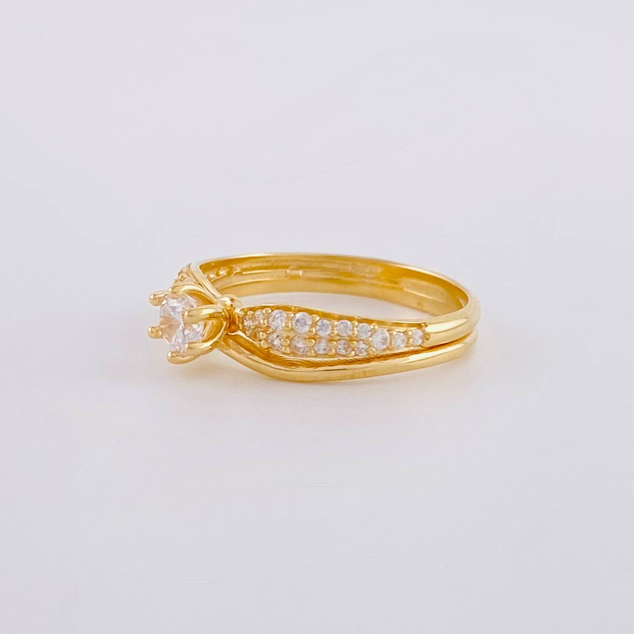 Anillo Solitario Lineas en V Tupido 2.65g / T6 Oro Amarillo 18K