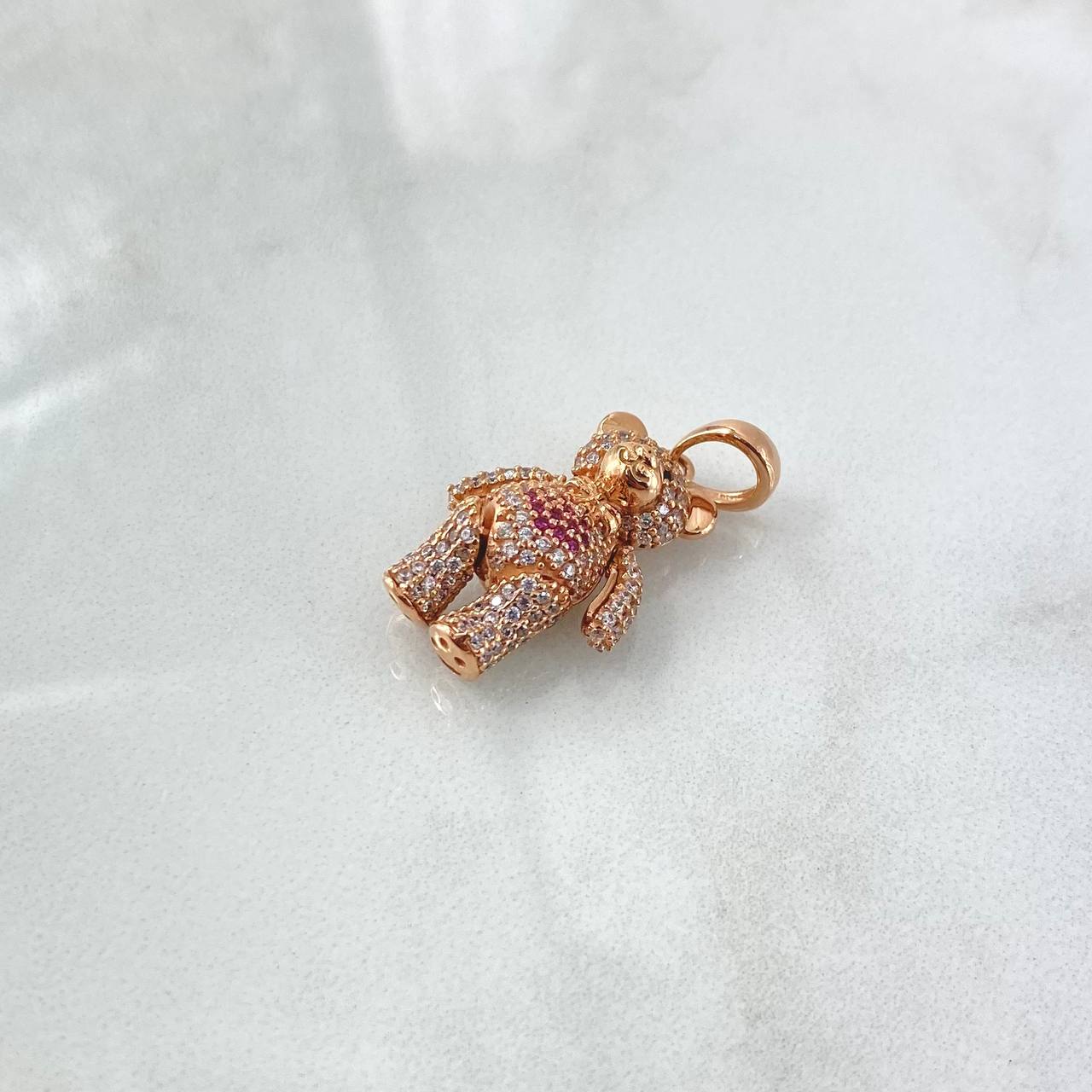 Dije Oso Articulado Corbatin Corazón 5.45gr / 3cm / Circones Blancos Fucsias Ojos Negros Oro Rosa 18K ©