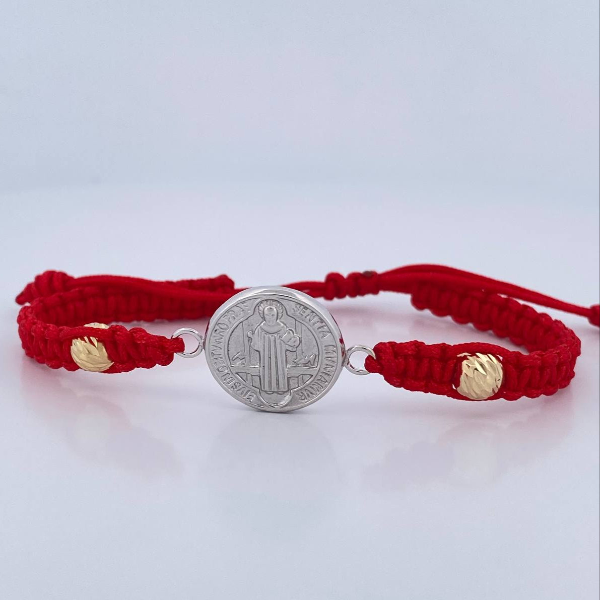 Pulsera Tejida Roja San Benito 1.95gr / Dos Oros Amarillo Blanco 18K &