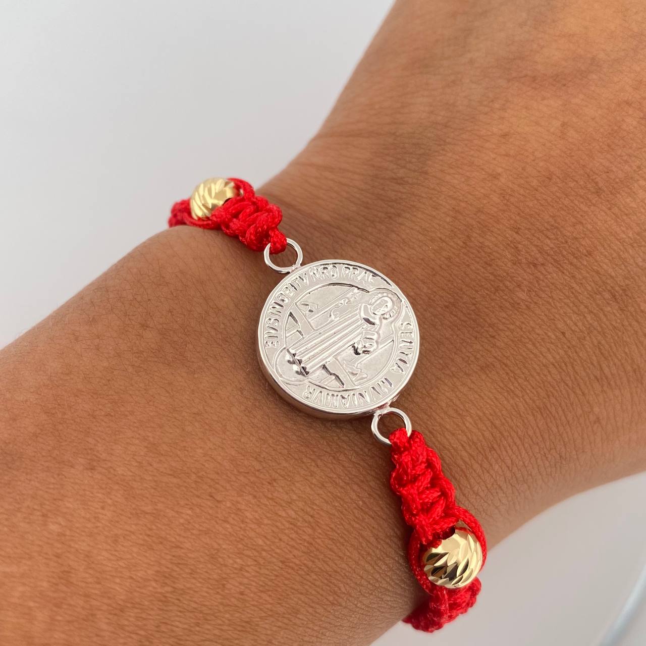 Pulsera Tejida Roja San Benito 1.95gr / Dos Oros Amarillo Blanco 18K &