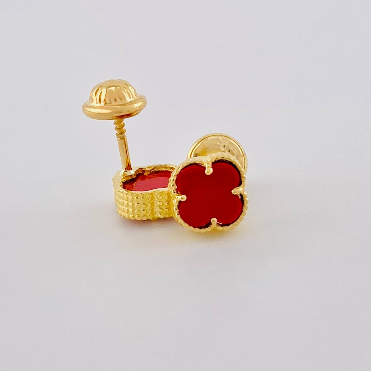 Topos Trébol Rojo 1.3 g / 6.3 mm Oro Amarillo 18K