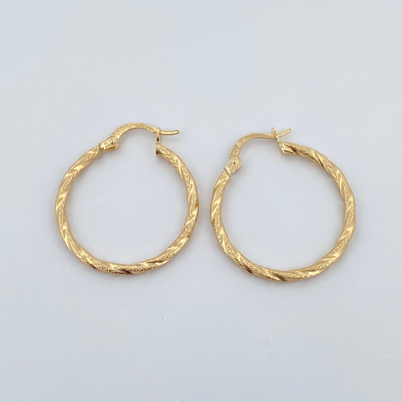 Candongas Niky 1.6gr / 2.8cm / Punteadas Oro Amarillo 18K $
